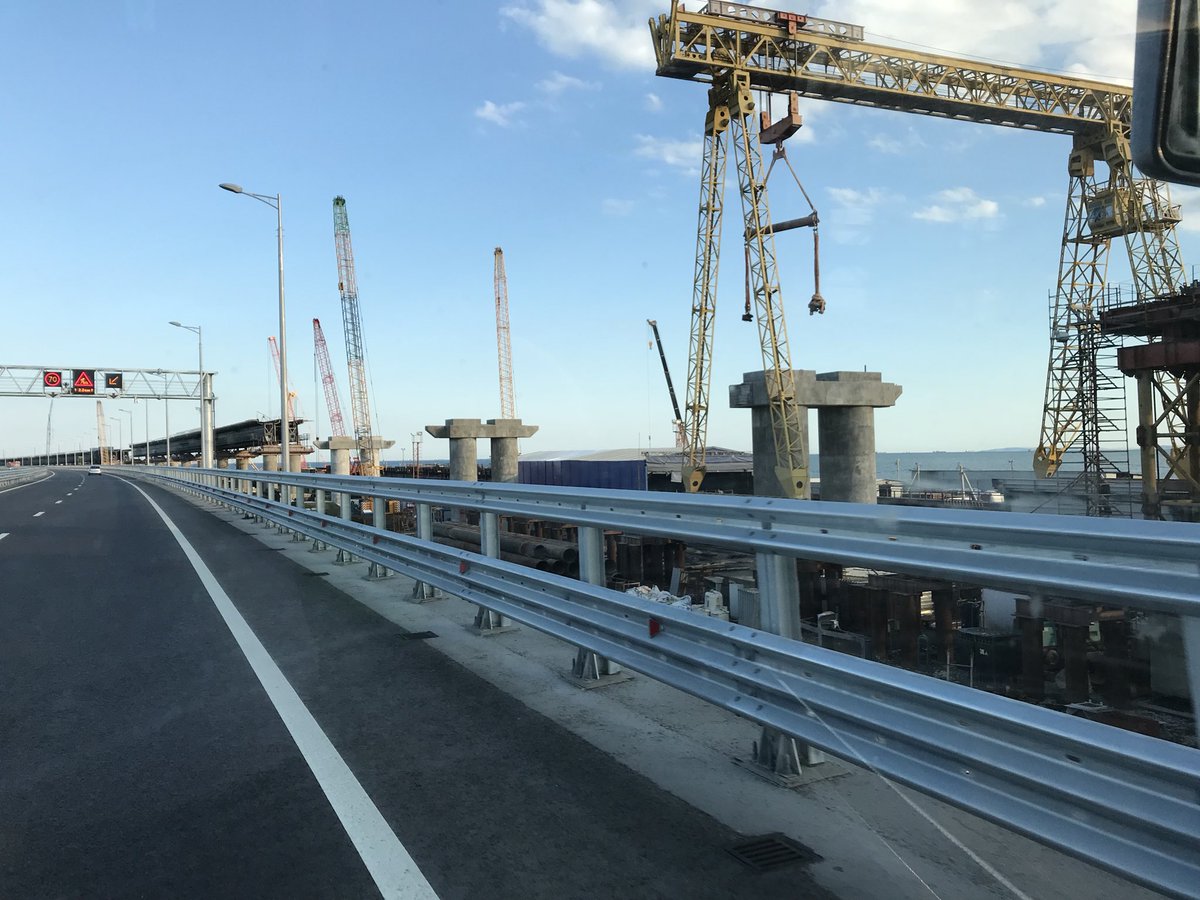 Движение по Крымскому мосту остановили Движение по Крымскому мосту остановили