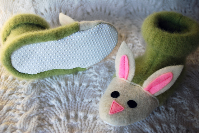 fuzzy-bunny-slippers-from-recycled-felted-sweaters-for-kids-free-slipper-pattern_3 (640x428, 156Kb)