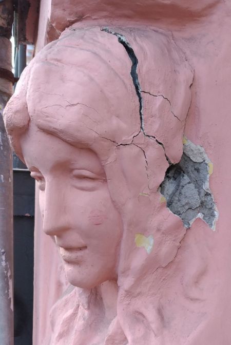 В Санкт-Петербурге неизвестные самовольно «отреставрировали» барельеф дома Николаевых В Санкт-Петербурге неизвестные самовольно «отреставрировали» барельеф дома Николаевых