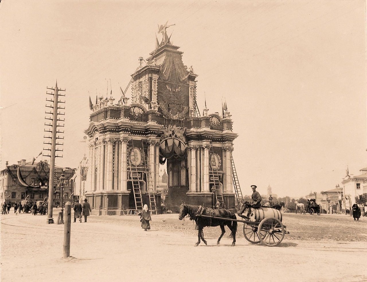 Вид Красных ворот во время украшения и установки иллюминации в дни подготовки к торжествам коронации Вид Красных ворот во время украшения и установки иллюминации в дни подготовки к торжествам коронации