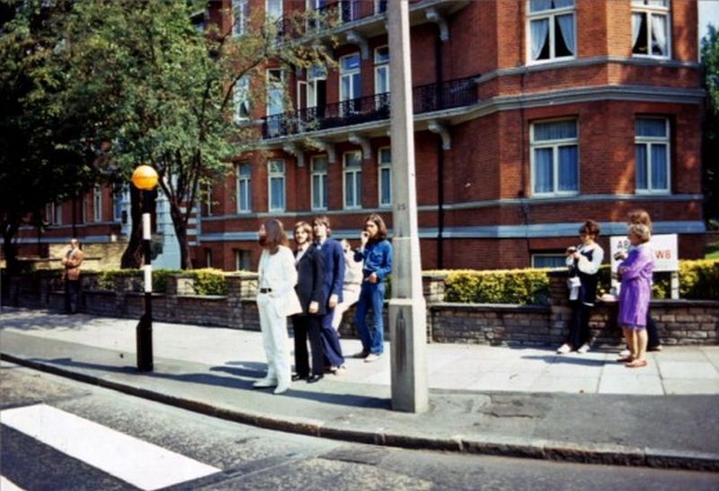 Кадры с фотосессии The Beatles для обложки к альбому Abbey Road theBeatles, обложка, альбом, фотосессия, кадры