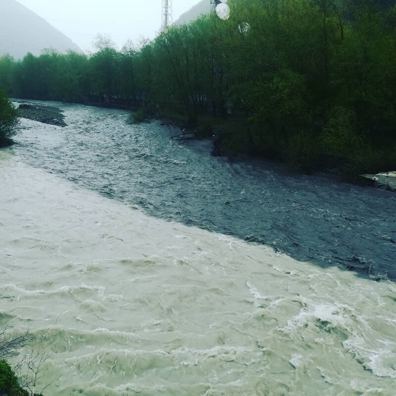 Как выглядит черно-белая река в Грузии, в которой не смешивается вода Как выглядит черно-белая река в Грузии, в которой не смешивается вода в мире, вода, интересно, природный феномен, путешествие, река, фото, цвет
