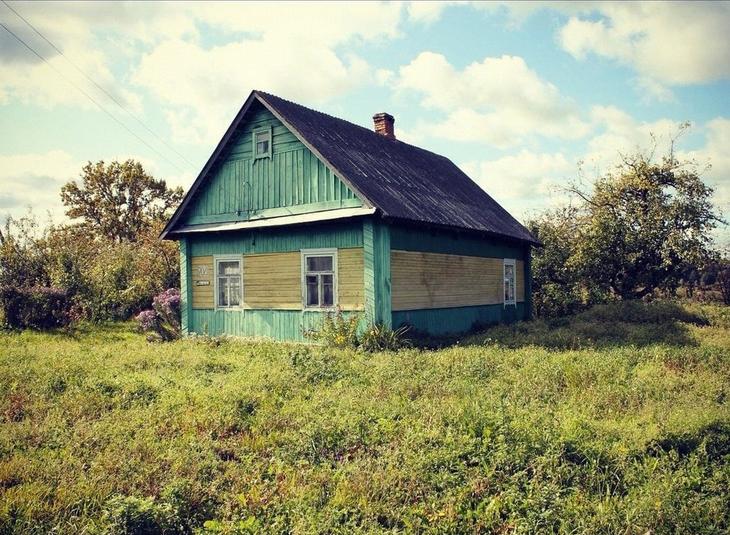 Семья купила старый деревенский дом и превратила его в уютную дачу