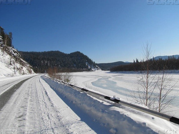 Якутия. 100 тысяч рублей за проезд по дороге! Финал капиталистического  уродства -  местный житель "занял оборону", отгоняя охрану  дороги выстрелами