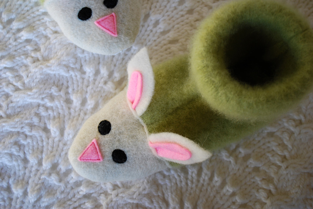 fuzzy-bunny-slippers-from-recycled-felted-sweaters-for-kids-free-slipper-pattern_4 (640x428, 134Kb)