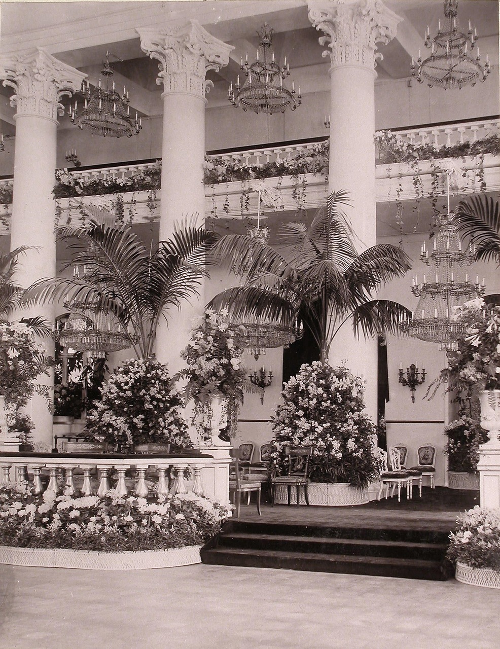 Вид части Колонного зала в здании Благородного (Дворянского) собрания, украшенного к торжествам коронации Вид части Колонного зала в здании Благородного (Дворянского) собрания, украшенного к торжествам коронации