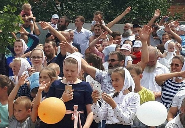 87-летний украинец - глава самой большой в мире семьи 87-летний украинец - глава самой большой в мире семьи Павел Семенюк, большая семья, дела семейные, мировой рекорд, многочисленное потомство, необычно, семья, украина