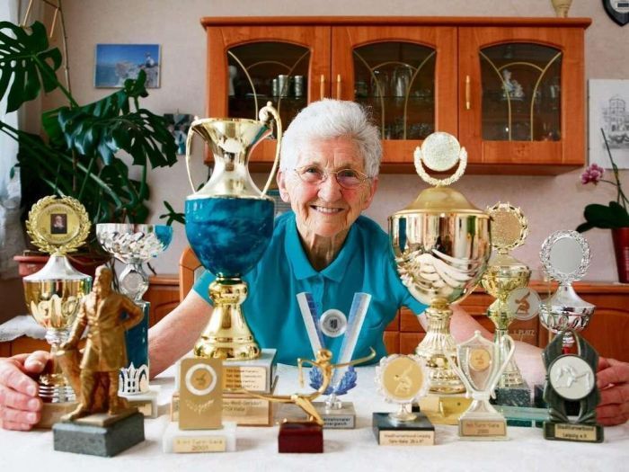 gimnastka-87letnyaya-vyglyadit-futbol-hokkey-sport gimnastka-87letnyaya-vyglyadit-futbol-hokkey-sport