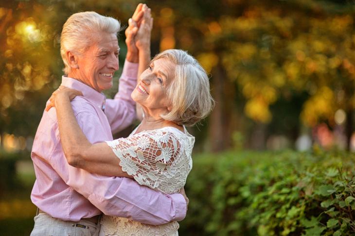 Elderly couple dancing Не пухлыми губами и вкусными борщами едиными: 5 качеств женщины, которую боятся потерять мужчины