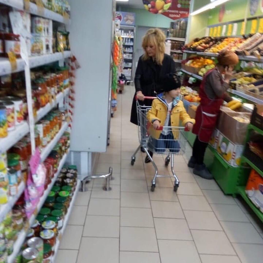 Фото Аллы Пугачевой с продуктовой тележкой в обычном магазине стало хитом в соцсети Фото Аллы Пугачевой с продуктовой тележкой в обычном магазине стало хитом в соцсети
