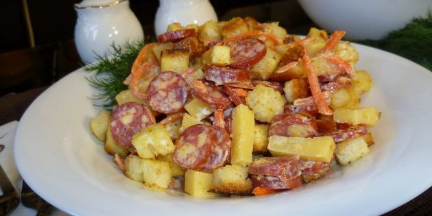 Салат с сухариками, охотничьими колбасками, сыром и корейской морковью