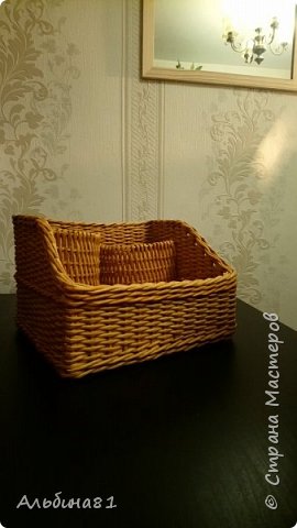 Всем привет! Я к вам с новой корзинкой. Заказали специально для ванной комнаты для разных женских принадлежностей. А у нас их, как известно, оооочень много. Для того, чтобы вся эта мелочь не смешалось в одну кучу, вставила ячеечки, которые позаимствовала у мастера Натальи Полещенко. Фото, к сожалению, сделать не успела. Но хозяйка этой корзинки любезно согласилась сделать фотосессию нового приобретения, за что ей большое спасибо. И теперь я могу поделиться с вами моей новой плетенкой. фото 3