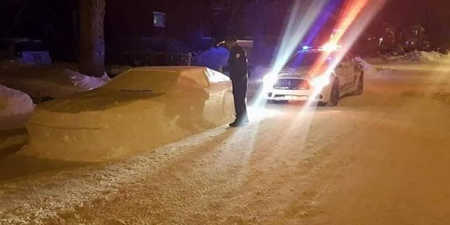 В Канаде полицейские попытались оштрафовать вылепленный из снега автомобиль