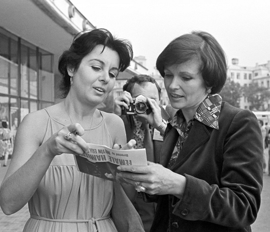 Турецкая актриса Фатма Гирик (слева) и Наталья Фатеева на X Московском международном кинофестивале, 1977 год