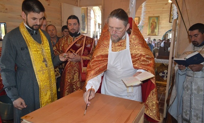 "Выпил водки — и на штурм". Кто стоит за атаками на "храмы москалей" "Выпил водки — и на штурм". Кто стоит за атаками на "храмы москалей"