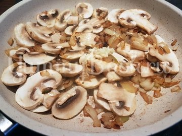Кукурузная каша с курицей и грибами - шаг 5