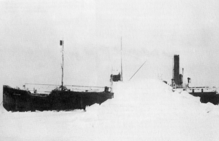 SS Baychimo, застрявший во льдах у побережья Аляски, 1931 год. | Фото: upload.wikimedia.org. SS Baychimo, застрявший во льдах у побережья Аляски, 1931 год. | Фото: upload.wikimedia.org.
