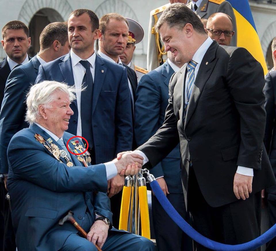 Папа Порошенко ряженый - носит звезды героев Папа Порошенко ряженый - носит звезды героев