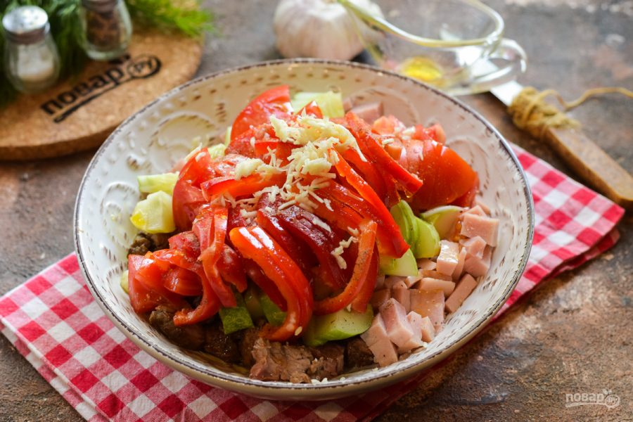 Салат с ветчиной, говядиной и овощами