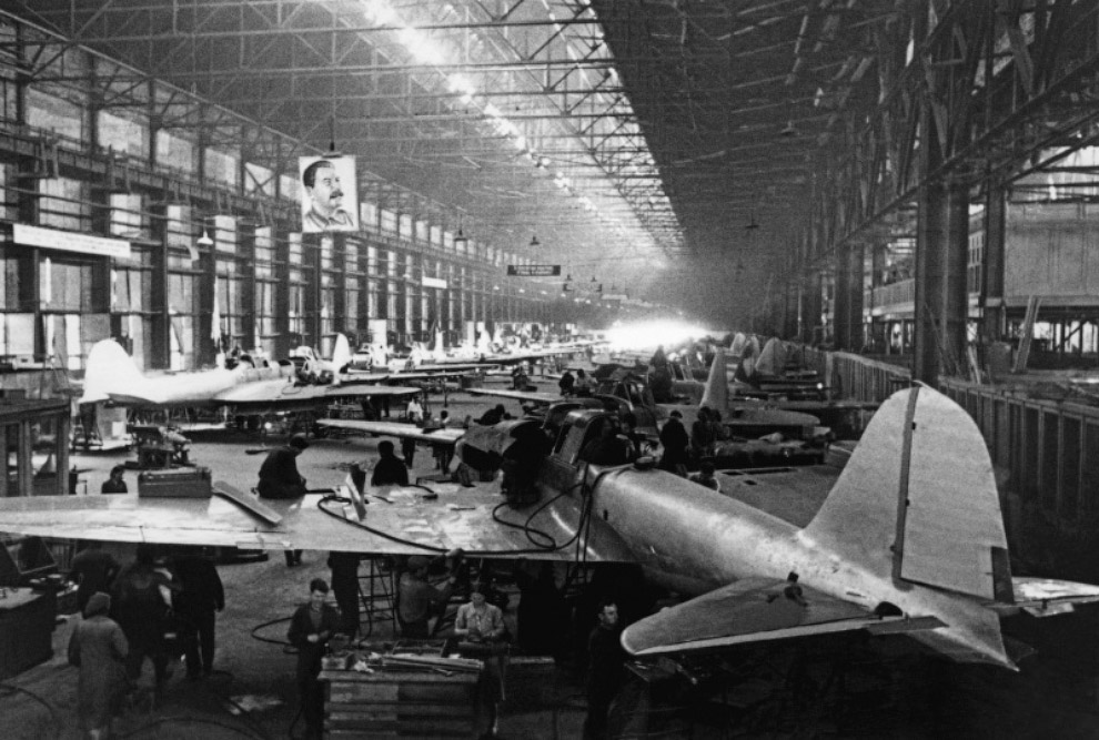 Производство штурмовиков Ил-2 в цехах авиационного завода № 18 имени К.Е. Ворошилова в Куйбышеве (Самара). Производство штурмовиков Ил-2 в цехах авиационного завода № 18 имени К.Е. Ворошилова в Куйбышеве (Самара).