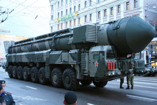 Российский конкурент белорусским ракетным тягачам сломался во время пропагандистского шоу Российский конкурент белорусским ракетным тягачам сломался во время пропагандистского шоу