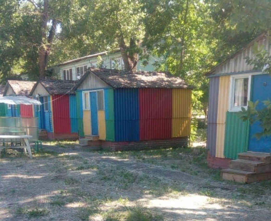 Домики по 15000 за ночь для иностранных болельщиков (смешное фото) Домики по 15000 за ночь для иностранных болельщиков (смешное фото)
