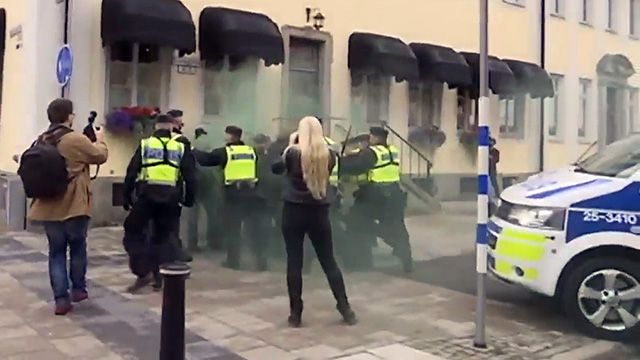 Видео: полиция Швеции остановила нацистов, пытавшихся атаковать гей-парад