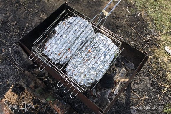 Выложите завернутую в фольгу чиабатту на решетку-гриль и готовьте на открытом огне по 3-4 минуты каждую сторону.