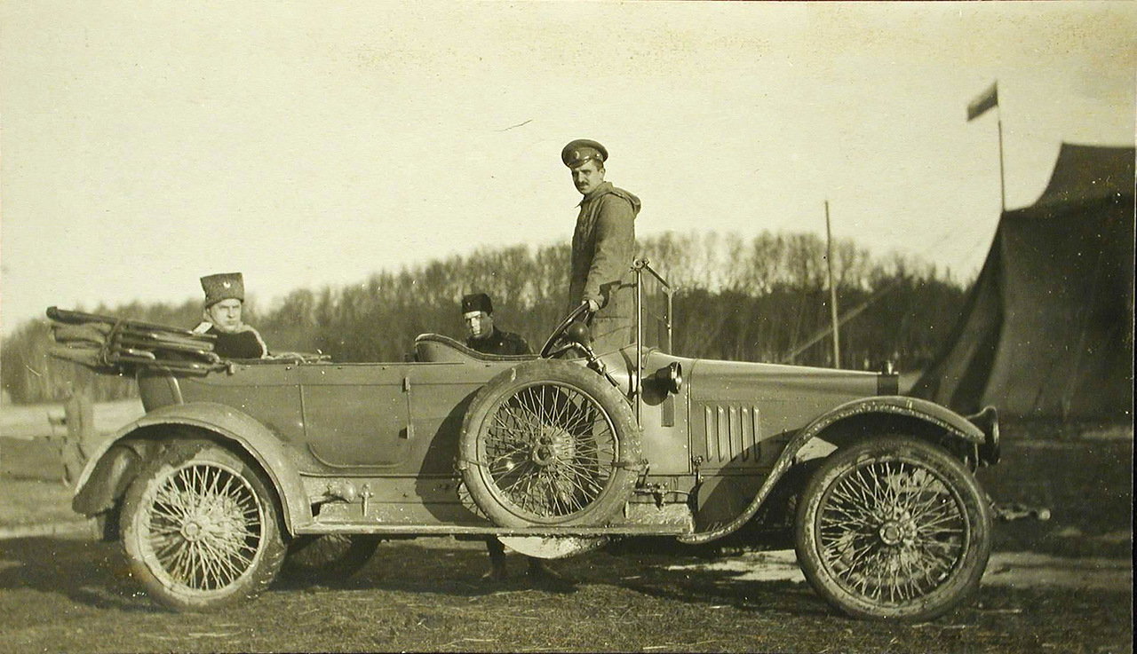 08. Прапорщик Былинкин и штабс - капитан Руднев (справа) в автомобиле