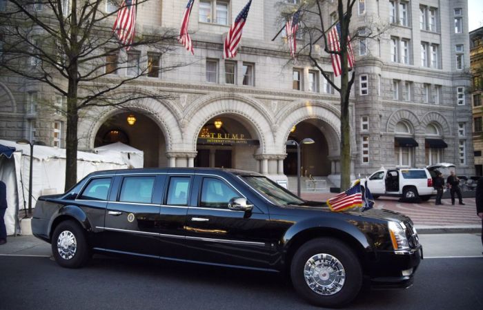 Президентский лимузин «Зверь» перед отелем «Трамп». | Фото: cheatsheet.com. Президентский лимузин «Зверь» перед отелем «Трамп». | Фото: cheatsheet.com.