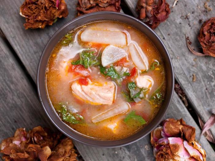 Уха из красной рыбы. \ Фото: cookpad.com. Как приготовить уху так, чтобы захотелось добавки: 6 оригинальных рецептов