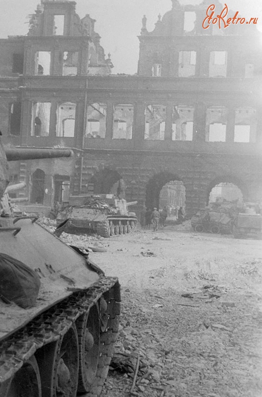 Т-34-85, подожженный панцерфаустом, и замечательные очки, спасшие мехвода Т-34-85, подожженный панцерфаустом, и замечательные очки, спасшие мехвода
