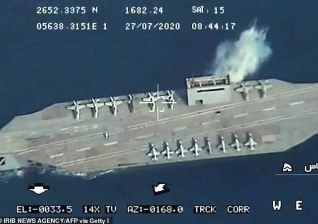 Иран показательно разбомбил копию корабля США во время учений, запустив баллистические ракеты из-под земли