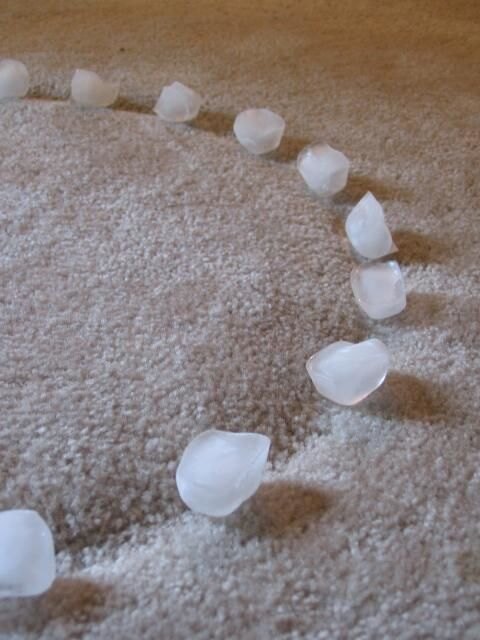 лед поможет убрать следы от мебели