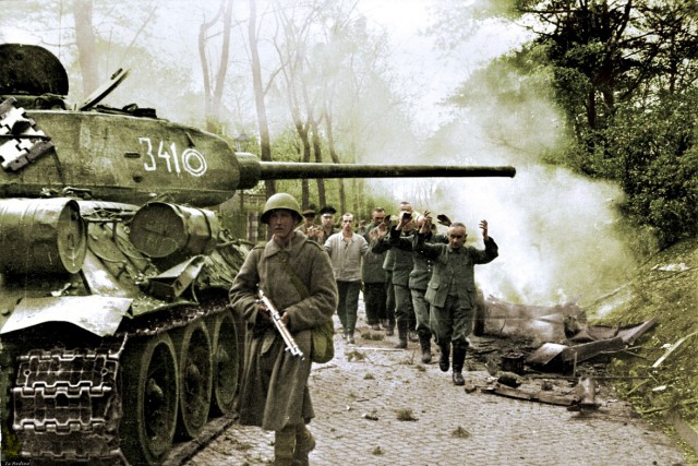 Т-34-85, подожженный панцерфаустом, и замечательные очки, спасшие мехвода Т-34-85, подожженный панцерфаустом, и замечательные очки, спасшие мехвода
