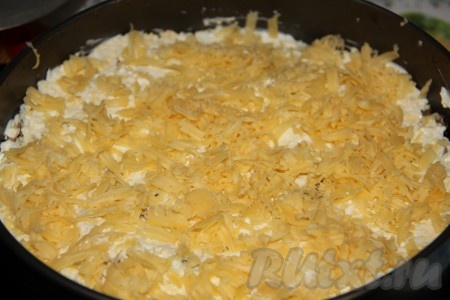 Затем слой сыра, натертого на крупной терке.