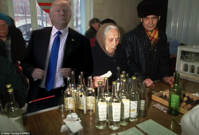 фотожаба. Трамп толкнул ...