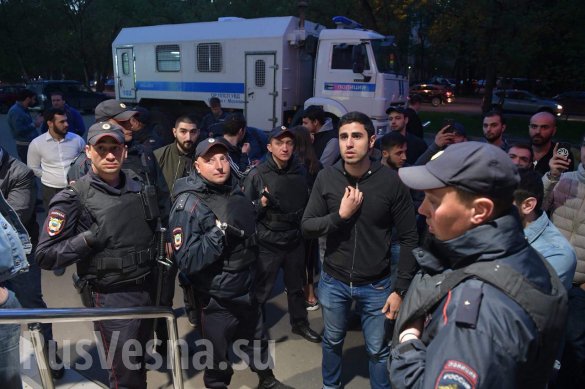 В Москве армяне пытаются взять штурмом редакцию "Комсомолки" В Москве армяне пытаются взять штурмом редакцию "Комсомолки"