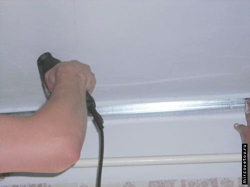 В получившиеся отверстия вставляем дюбеля и крепим УД-профиль (профиль потолочный 28-27 мм) к стене