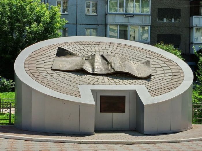 Памятник десятирублёвой купюре, Красноярск. / Фото: www.obzor-mest.ru Памятник десятирублёвой купюре, Красноярск. / Фото: www.obzor-mest.ru