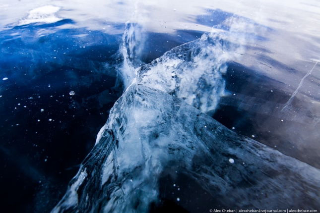 Замерзший Байкал. Узор напоминает ледяную птицу.
