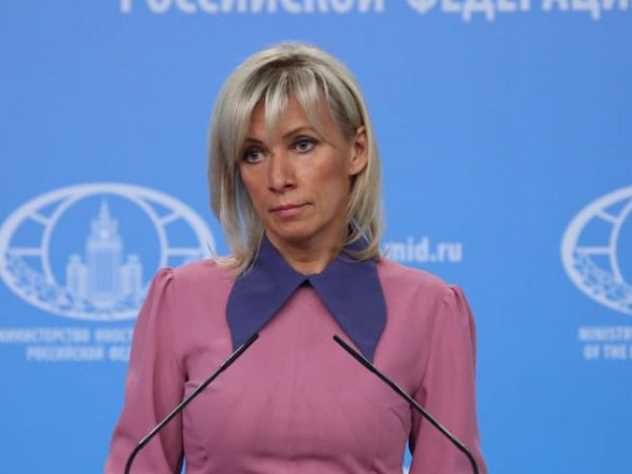 «Леди Осень»: Мария Захарова примерила яркий молодежный наряд