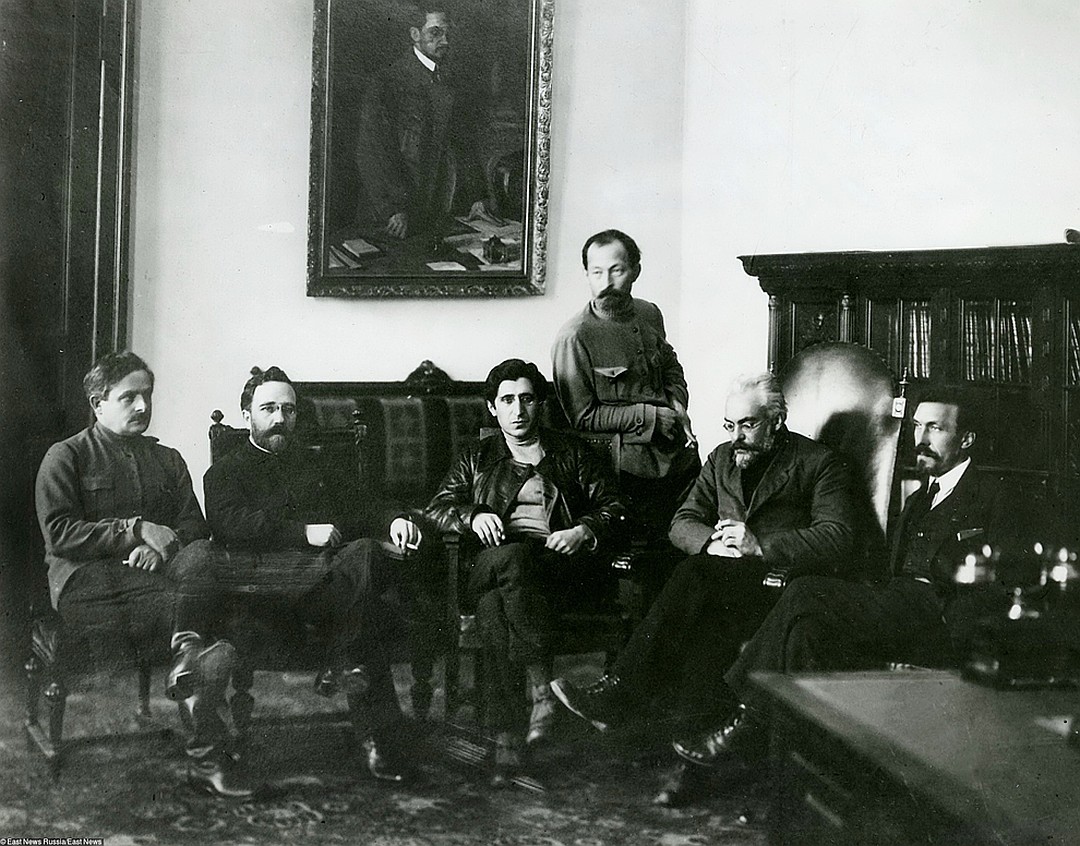 В кабинете Дзержинского. На фото внизу: слева направо Енукидзе, Каменев, Аванесов, Смидович и Рыков. 1922 год Фото: EAST NEWS