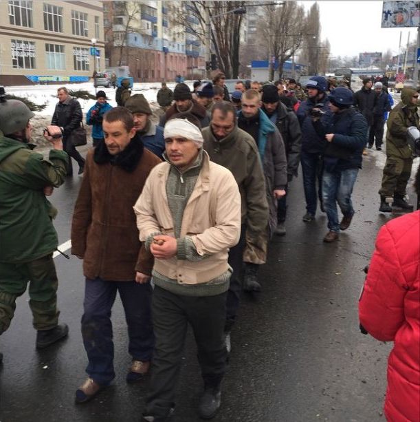 По улицам Донецка ведут поенных киборгов