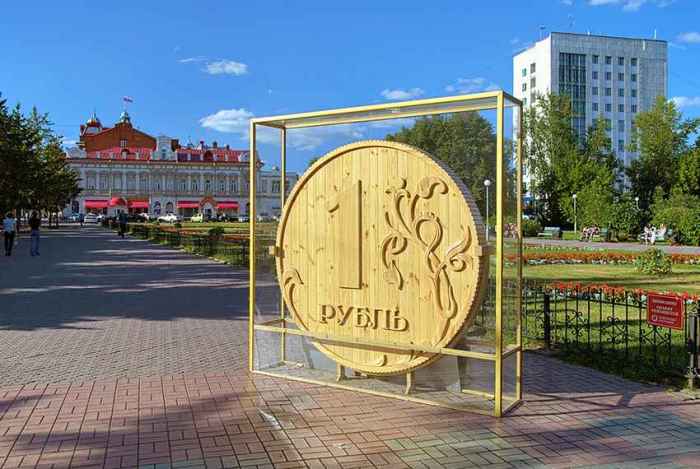 Памятник рублю в Томске. / Фото: www.like-a.ru Памятник рублю в Томске. / Фото: www.like-a.ru