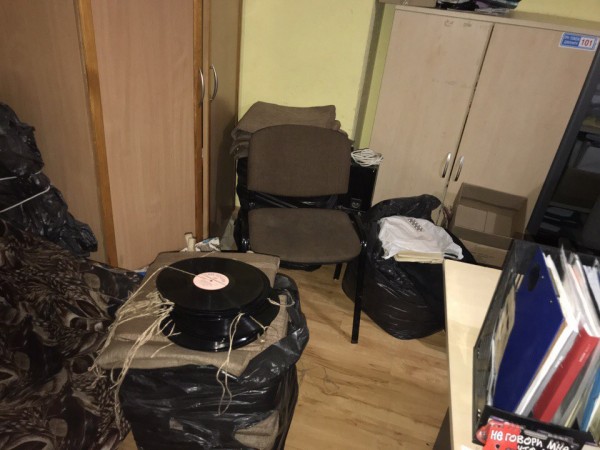 Лицом в пол и никому не двигаться!