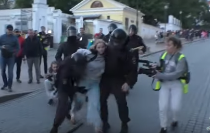 Егор Крид и Сергей Лазарев борются со злом на митинге