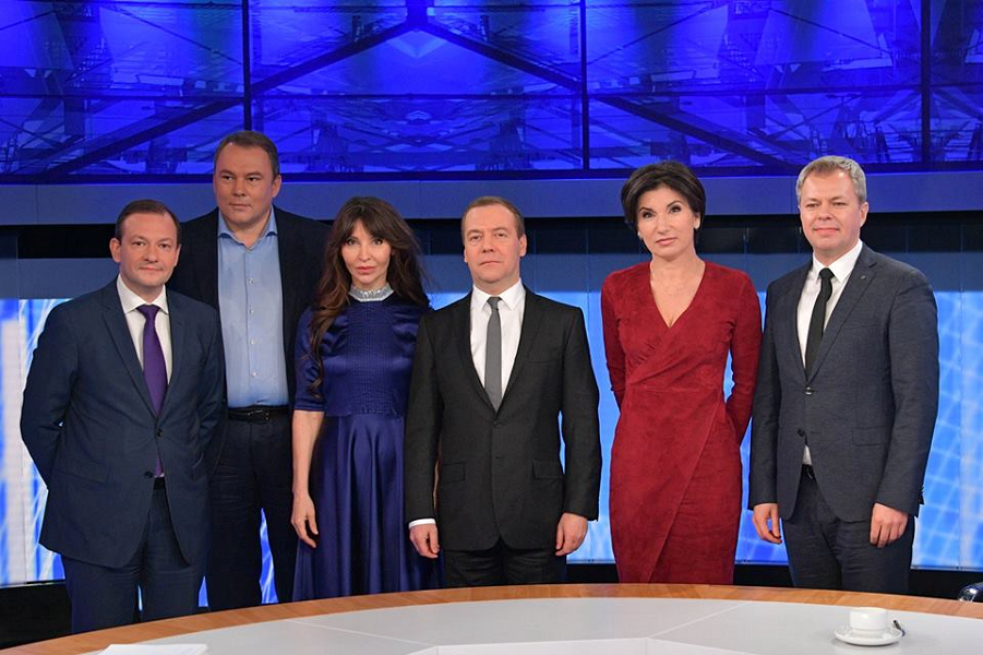 Медведев и журналисты пяти каналов, 6 декабря 2018.png Медведев и журналисты пяти каналов, 6 декабря 2018.png