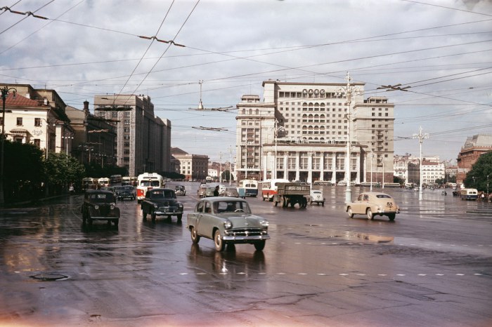 Движение машин на проспекте в объективе фотографа Семёна Фридлянда. СССР, Москва, 1960 год. 