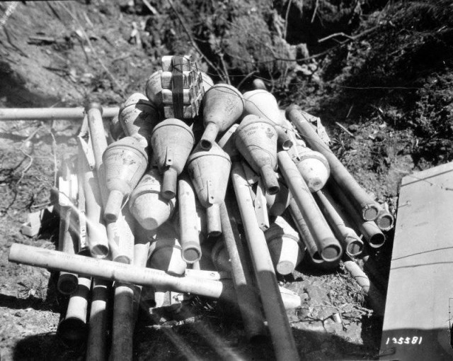 Т-34-85, подожженный панцерфаустом, и замечательные очки, спасшие мехвода Т-34-85, подожженный панцерфаустом, и замечательные очки, спасшие мехвода